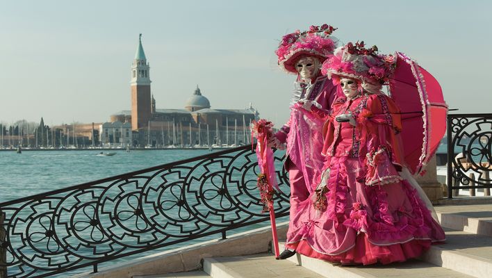 Menschen verkleidet beim Karneval in Venedig