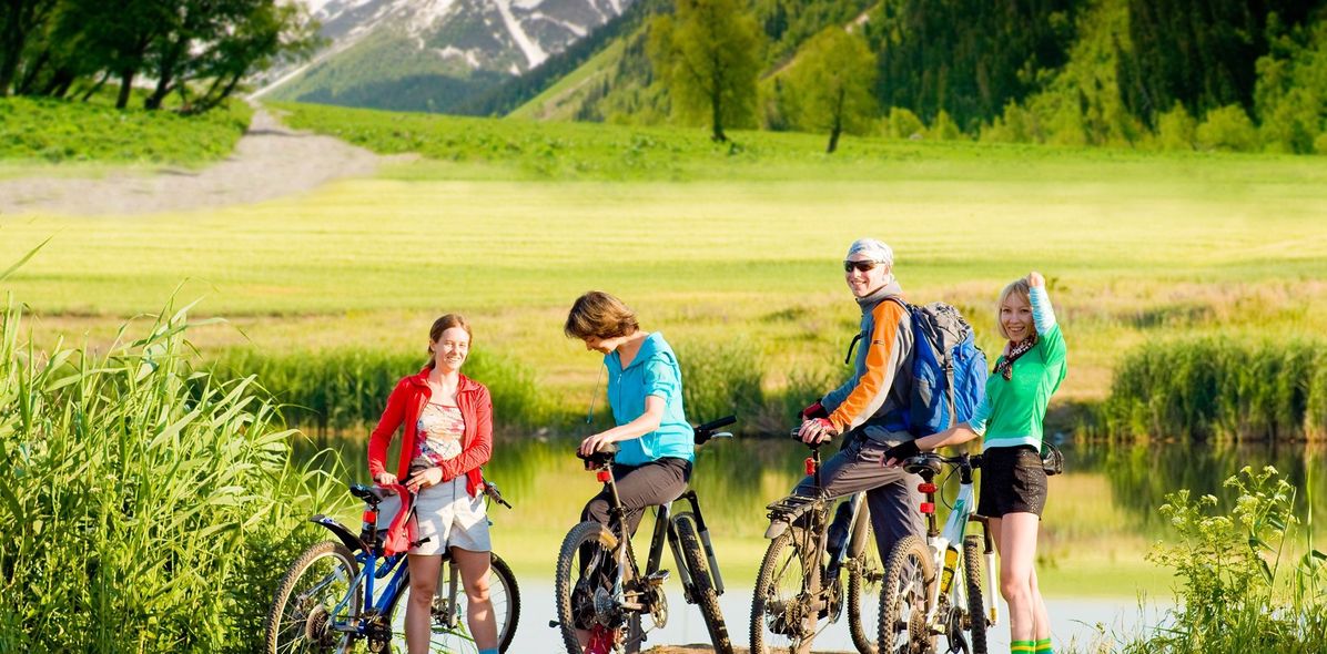 Gruppe von Radfahrern in den Bergen