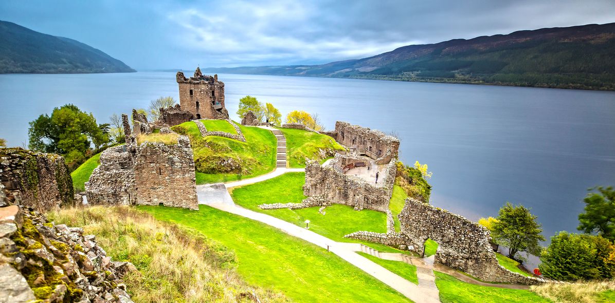 Luftansicht auf Urquhart Castle am Loch Ness in Schottland 
