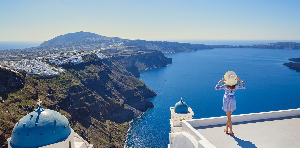 Frau auf Santorini