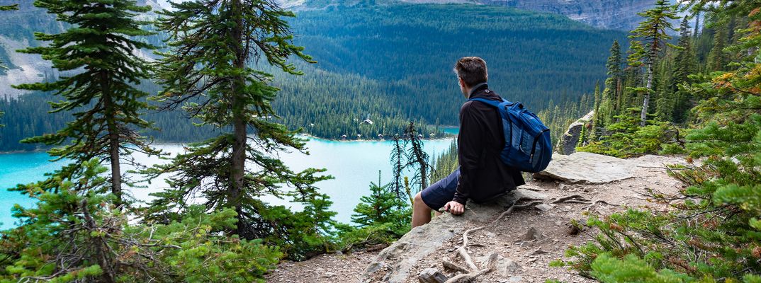 Ein Mann Blick auf einen See im Yoho Nationalpark in Kanada