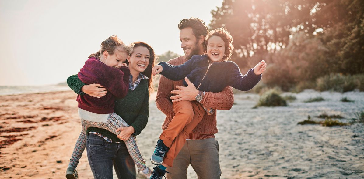 Familie am Strand im Herbst