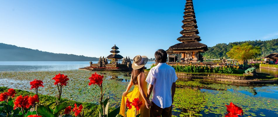 Ein Paar vor dem Bedugul Tempel auf Bali in Indonesien