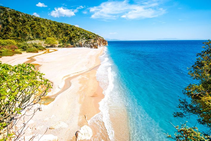 Versteckte Bucht am Gjipe Beach zwischen hohen Felsen an der Albanischen Riviera