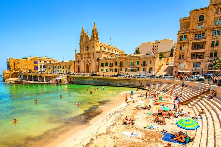 Blick auf den Strand der Balluta Bay in St. Julian, Malta