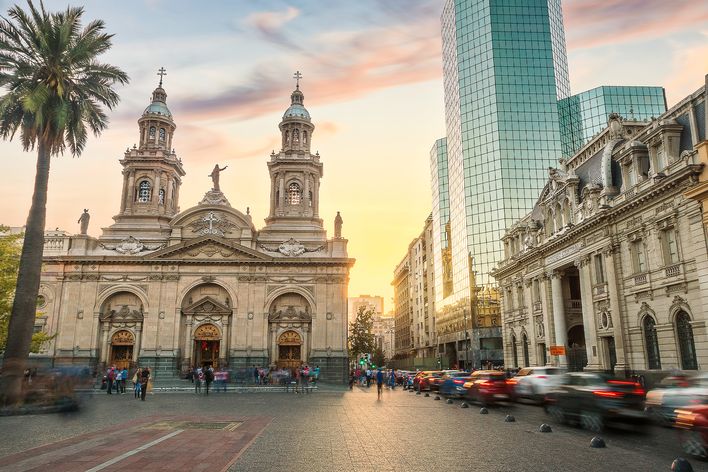 Historisches Stadtzentrum von Santiago de Chile mit Kathedrale und Palmen