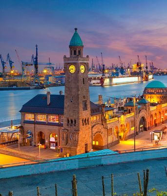 Die Landungsbrücken am Hafen von Hamburg in der Abenddämmerung mit Beleuchtung, Deutschland