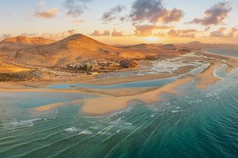Strand von Sotavento im goldenen Sonnenuntergang