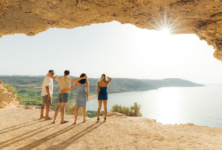 Freunde genießen den Ausblick aufs Meer