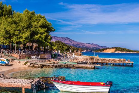 Boote und Yachten im Hafen von Saranda, Albanien