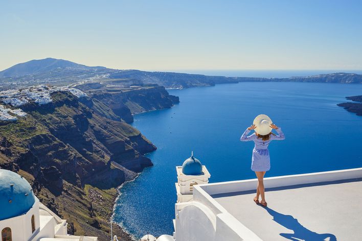 Frau guckt auf Santorini