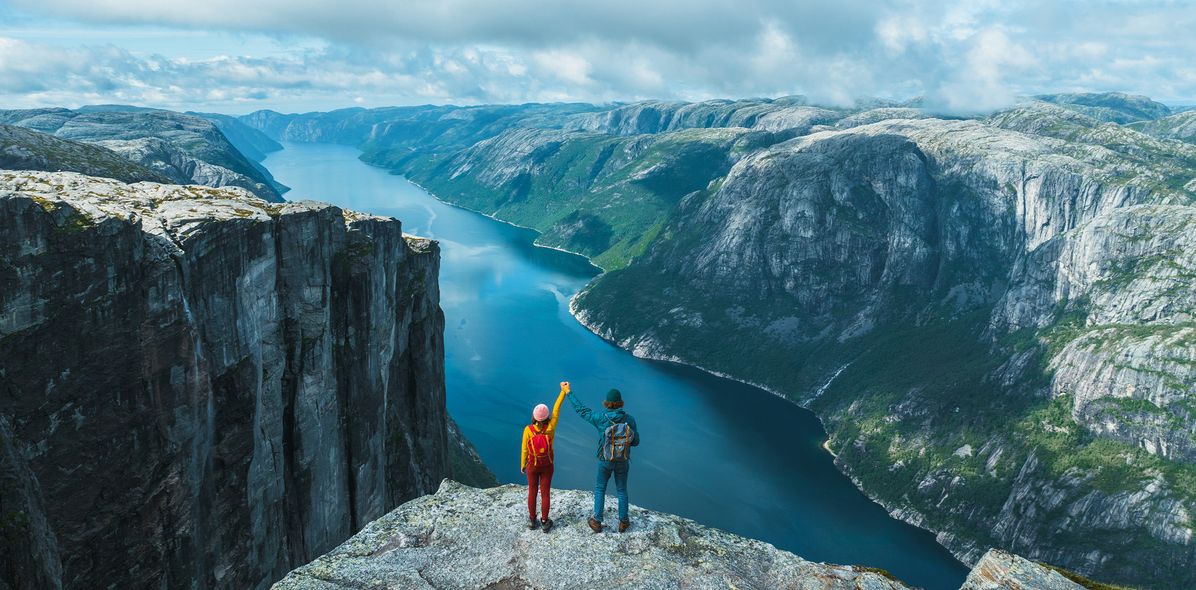 Paar auf Felsen in Norwegen