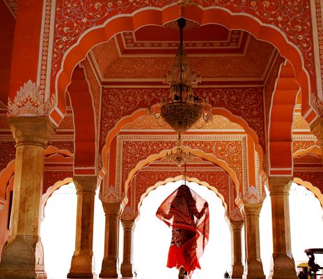 Frau im Palast der Winde in Jaipur