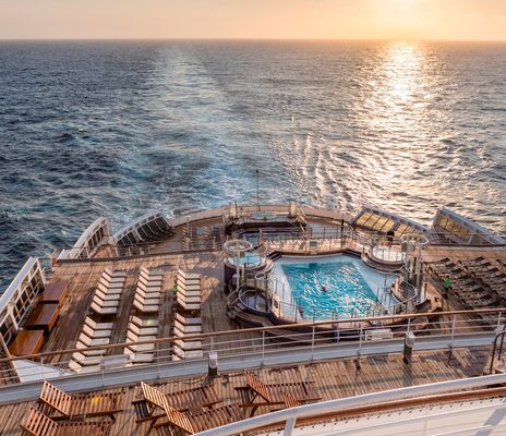 Meerblick auf der Queen Victoria vom Pooldeck aus 