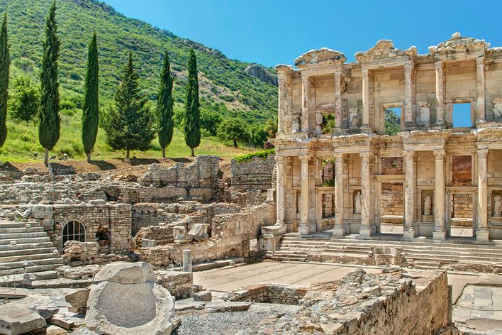 Antike Ruinen von Ephesos mit Säulen, Marmorstraßen und historischer Architektur