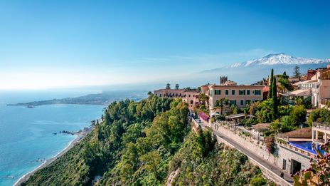 Blick auf Taormina mit Küste und Ätna im Hintergrund