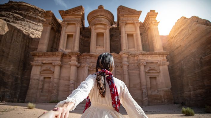 Frau vor dem Schatzhaus in Petra