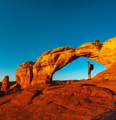 Mann im Arches Nationalpark in den USA