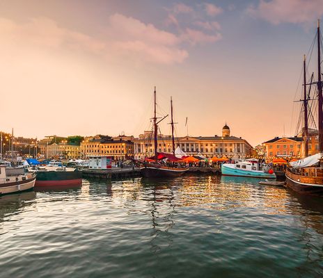 Hafen von Helsinki mit Booten bei Sonnenuntergang