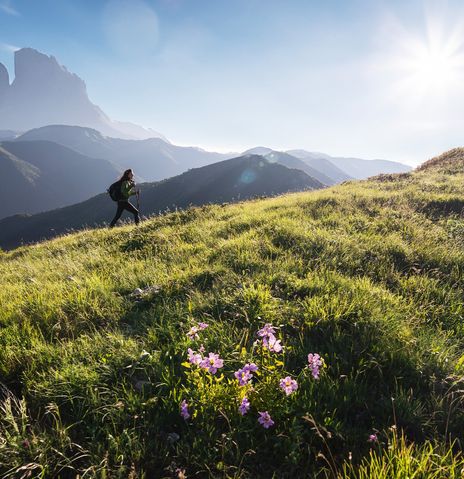 Eine Frau beim Wandern in den Bergen