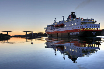 Kreuzfahrtschiff im Sonnenuntergang