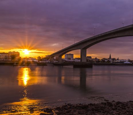 Itchenbridge in Southampton bei Sonnenuntergang