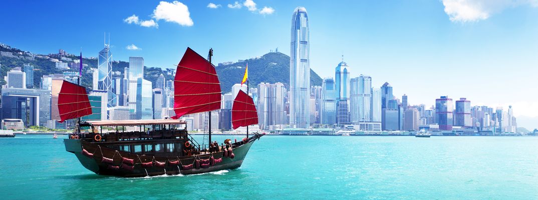 Traditionelle Dschunke vor der Skyline von Hongkong