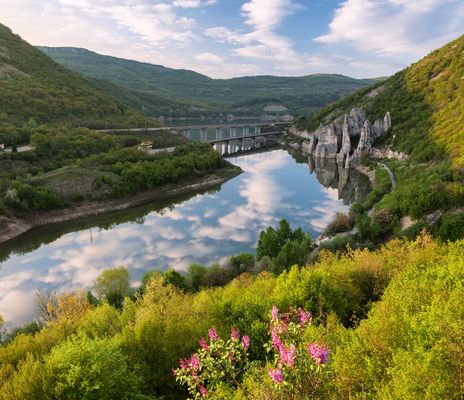 Fluss und Berge in Bulgarien