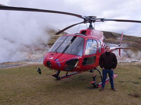 Experte Timm bei einem Helikopterrundflug über Island
