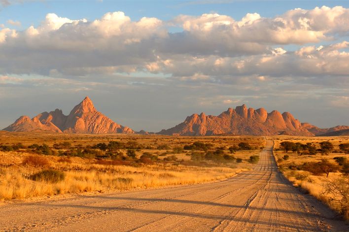 Unbefestigte Straße durch die zerklüftete Berglandschaft des Damaralands in Namibia