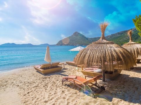 Strand und Liegestühle auf Mallorca