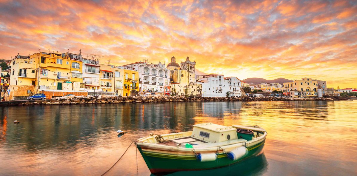 Blick auf Hafen von Ischia mit Morgendämmerung und Boot
