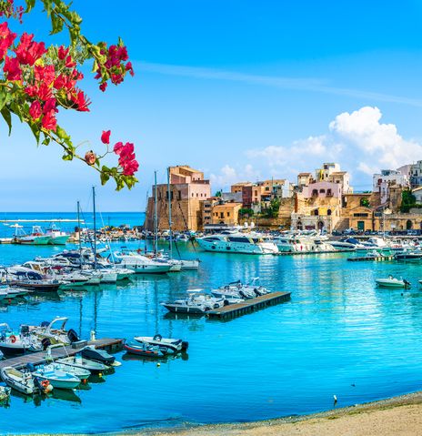 Hafen von Trapani mit Altstadt und Booten auf Sizilien
