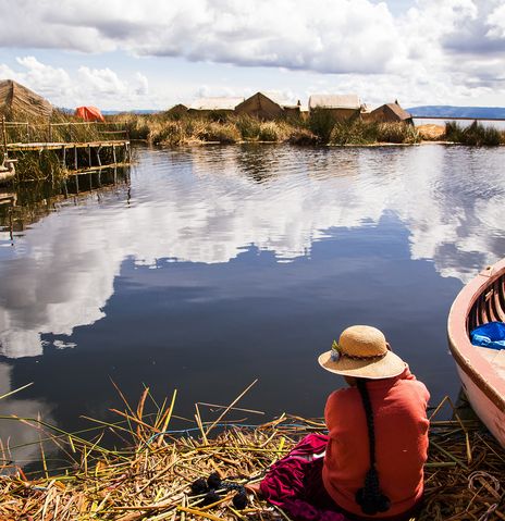 Frau im Titicaca See