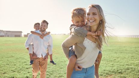 Familie auf einer Wiese