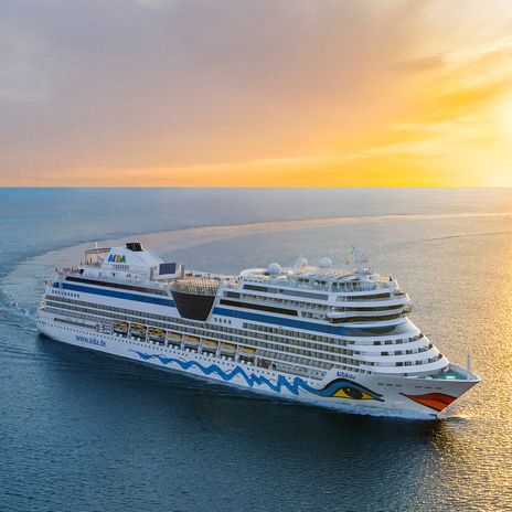 Schiff AIDAblu bei Sonnenuntergang