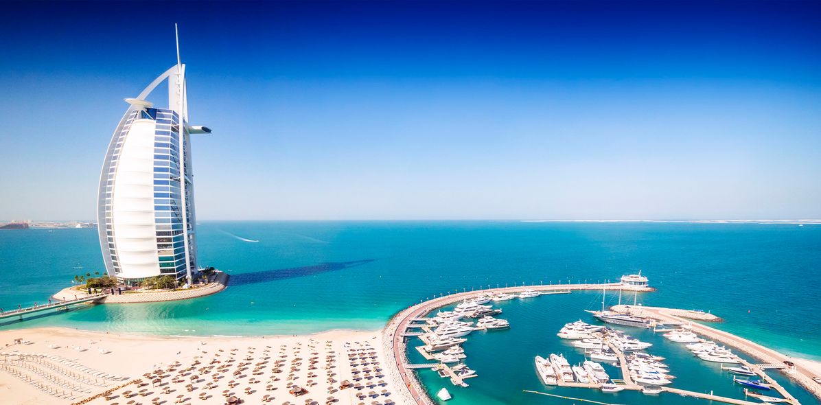 Strand und Hafen in Dubai
