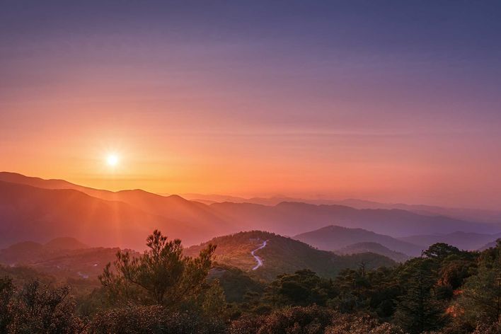 Malerischer Sonnenuntergang im Troodos-Gebirge