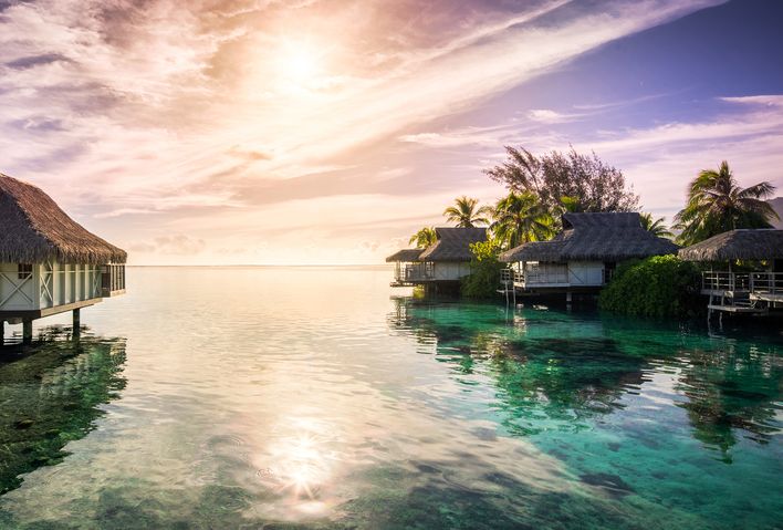 Häuser auf einem Steg im Meer