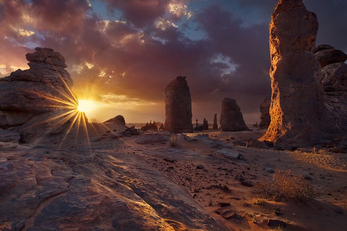 Sonnenuntergang in der saudischen Wüste mit Felsen und warmem Abendlicht