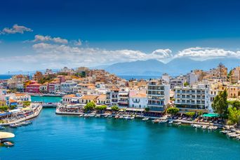 Luftansicht auf den Hafen und die Altstadt von Agios Nikolaos auf Kreta in Griechenland
