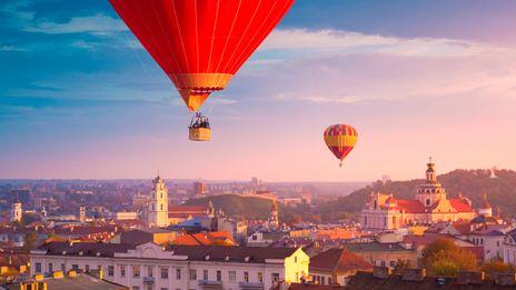 Heißluftballons über der Altstadt Vilnius bei Sonnenuntergang