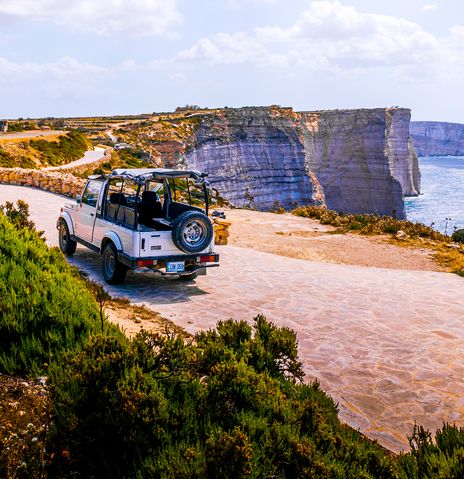 Ein Jeep auf dem Weg zu den Klippen von Ta Cenc auf der Insel Gozo, Malta