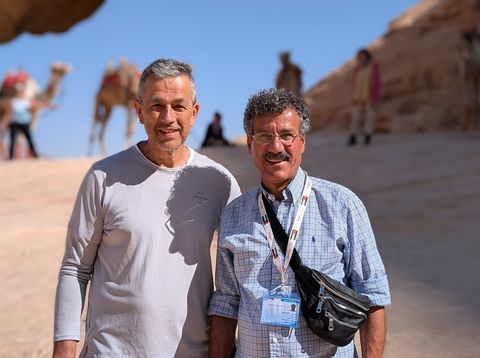 Berge & Meer Kunde Thomas Gutfrucht und Reiseleiter Mohammed in der Wüste Jordaniens