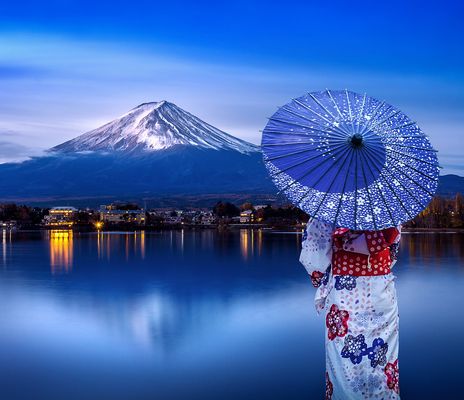 Frau blickt auf den Fuji