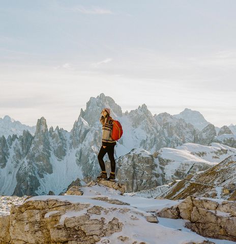 Frau bei einer winterlichen Wanderung in den Dolomiten, Italien