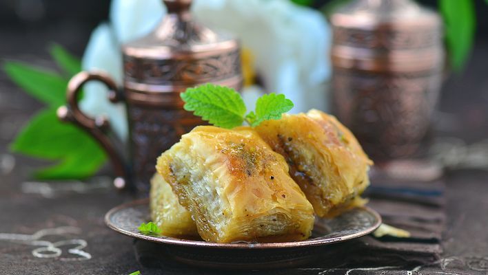 Süßspeise Baklava mit Tee aus Jordanien