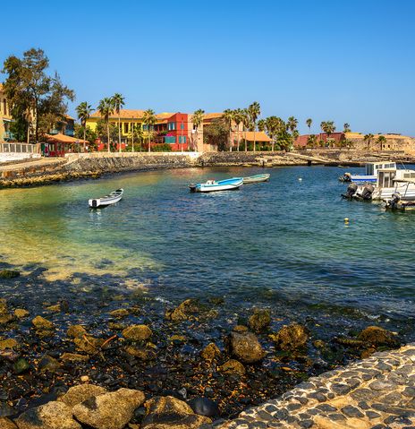 Boote in der Bucht von Dakar in Senegal