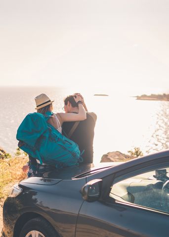 Frau im Auto am Meer