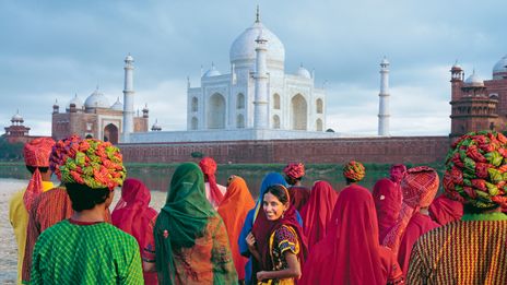 Indische Menschen vor dem Taj Mahal